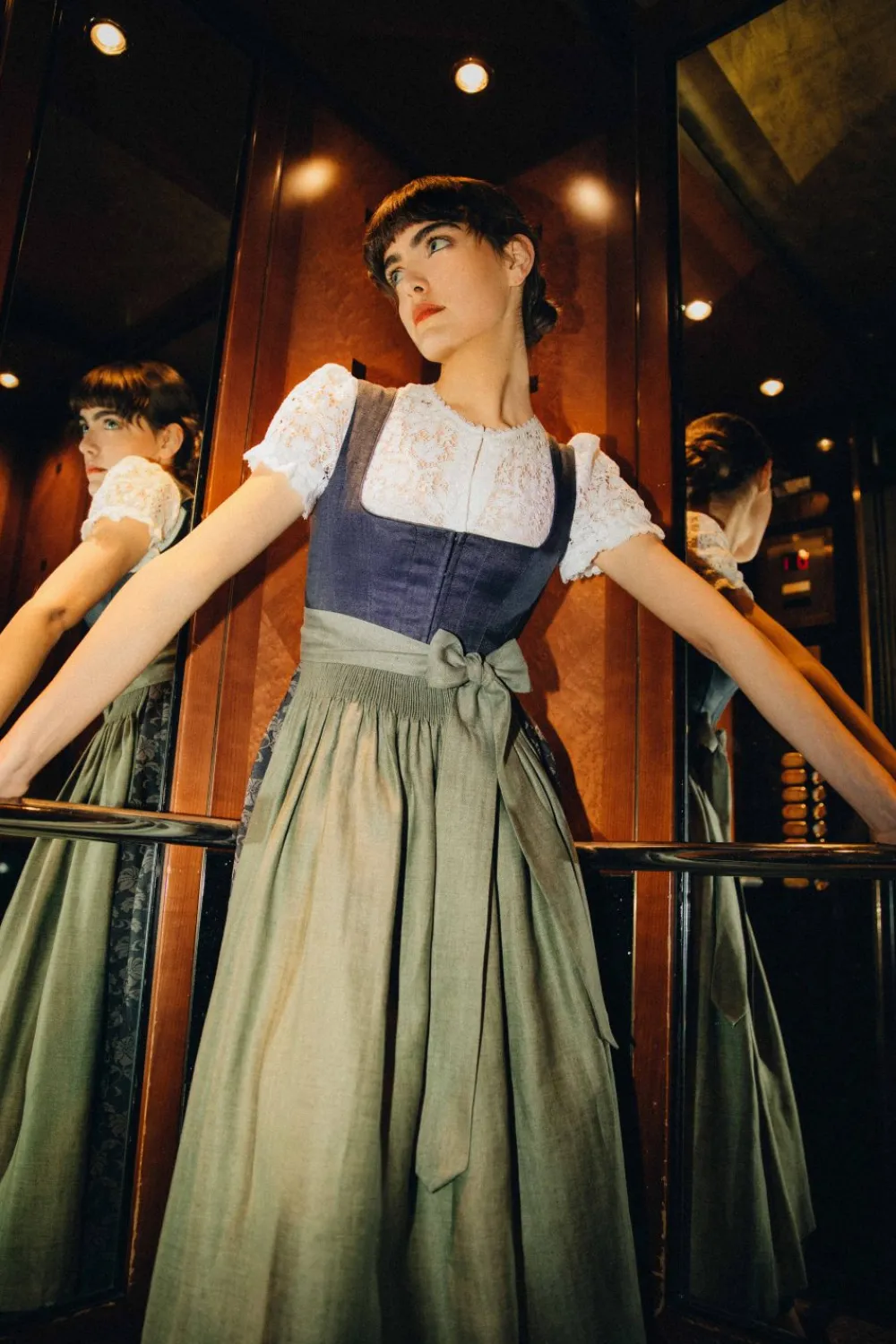 dirndl_antonia_1-5.webp Dirndl^Gottseidank Dirndl Antonia schiefergrau